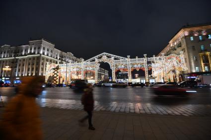 Москва. Первое включение световой инсталляции фестиваля `Путешествие в Рождество` - `театральной арки` на Тверской площади.