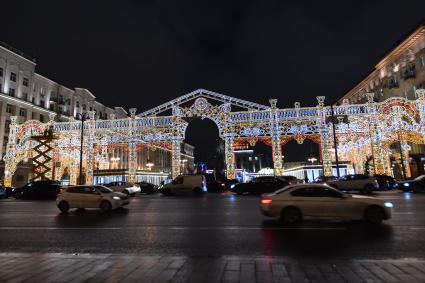 Москва. Первое включение световой инсталляции фестиваля `Путешествие в Рождество` - `театральной арки` на Тверской площади.