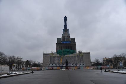 Москва. Последствия пожара в павильоне `Дружба народов` на ВДНХ.