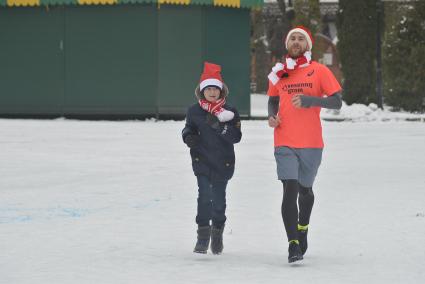 Тула. Во время забега Дедов Морозов всех возрастов  в Центральном парке.