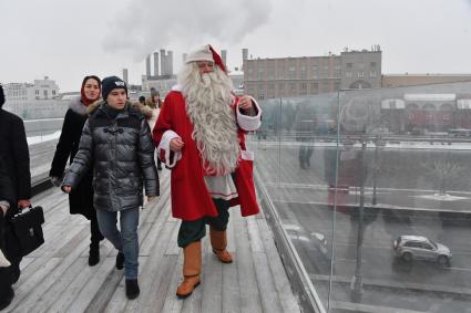 Москва. Финский Дед Мороз - Йоулупукки на `парящем мосту` в парке `Зарядье`.