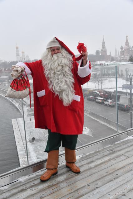 Москва. Финский Дед Мороз - Йоулупукки на `парящем мосту` в парке `Зарядье`.