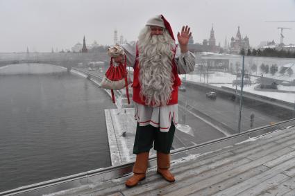 Москва. Финский Дед Мороз - Йоулупукки на `парящем мосту` в парке `Зарядье`.