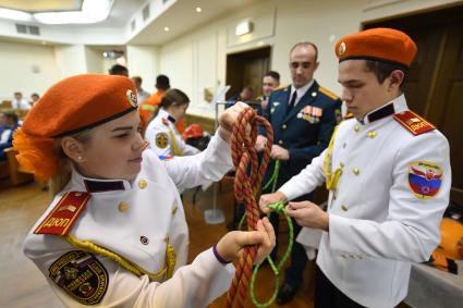 Москва. После торжественной церемонии награждения победителей IX Всероссийского фестиваля по тематике безопасности и спасения людей `Созвездие мужества`.