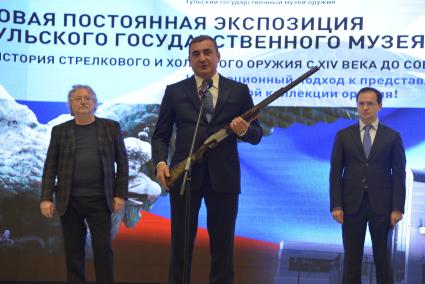 Тула. Губернатор Тульской области Алексей Дюмин (в центре) и министр культуры России Владимир Мединский (справа) на церемонии открытия постоянной экспозиции `История стрелкового и холодного оружия с XIV века до современности` в Государственном музее оружия.