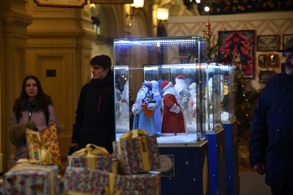 Москва.  Выставка новогодних игрушек `Старый добрый Новый год` из личной коллекции  актера  Александра Олешко в  ГУМе.