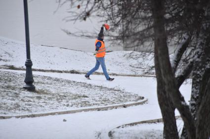 Москва. Сотрудник коммунальной службы на одной из улиц города.