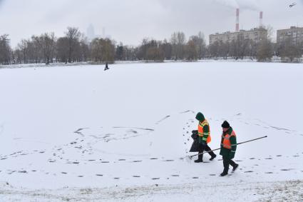 Москва. Сотрудник коммунальной службы на одной из улиц города.