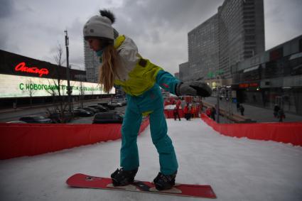 Москва. Сноубординг-парк на Новом Арбате открыли в рамках фестиваля `Путешествие в Рождество`.