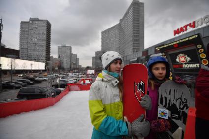 Москва. Сноубординг-парк на Новом Арбате открыли в рамках фестиваля `Путешествие в Рождество`.