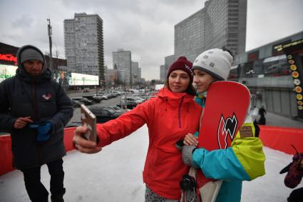 Москва. Сноубординг-парк на Новом Арбате открыли в рамках фестиваля `Путешествие в Рождество`.