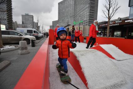 Москва. Сноубординг-парк на Новом Арбате открыли в рамках фестиваля `Путешествие в Рождество`.