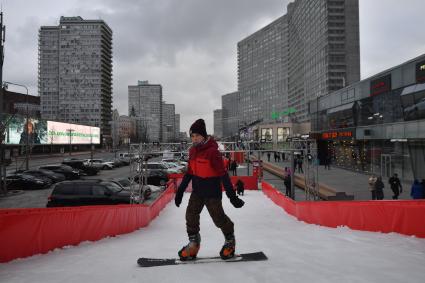 Москва. Сноубординг-парк на Новом Арбате открыли в рамках фестиваля `Путешествие в Рождество`.