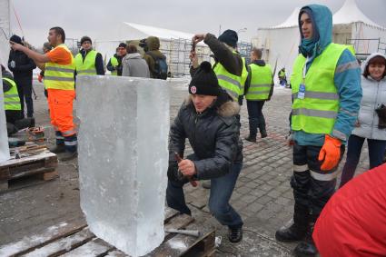 Москва. Актер Владимир Сычев вырезает ледовую скульптуру в рамках фестиваля `Ледовая Москва. В кругу семьи` на Поклонной горе.