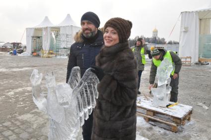 Москва. Актриса Елена Лядова и актер Владимир Вдовиченков вырезает ледовую скульптуру в рамках фестиваля `Ледовая Москва. В кругу семьи` на Поклонной горе.