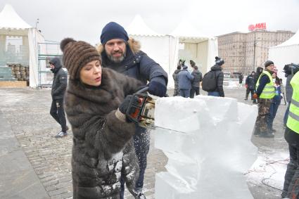Москва. Актриса Елена Лядова и актер Владимир Вдовиченков вырезает ледовую скульптуру в рамках фестиваля `Ледовая Москва. В кругу семьи` на Поклонной горе.