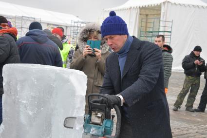 Москва. Актер Андрей Мерзликин вырезает ледовую скульптуру в рамках фестиваля `Ледовая Москва. В кругу семьи` на Поклонной горе.