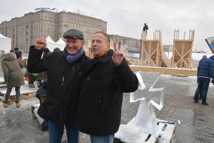 Москва. Актеры Федор Добронравов и Иван Охлобыстин ( справа) на фестивале `Ледовая Москва. В кругу семьи` на Поклонной горе.