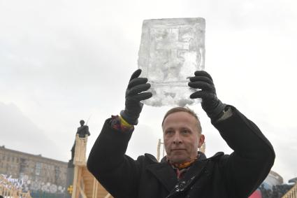 Москва. Актер Иван Охлобыстин вырезает ледовую скульптуру в рамках фестиваля `Ледовая Москва. В кругу семьи` на Поклонной горе.