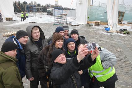 Москва. Актриса Елена Лядова фотографируется с участниками фестиваля `Ледовая Москва. В кругу семьи` на Поклонной горе.