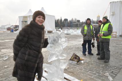 Москва. Актриса Елена Лядова вырезает ледовую скульптуру в рамках фестиваля `Ледовая Москва. В кругу семьи` на Поклонной горе.
