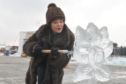 Москва. Актриса Елена Лядова вырезает ледовую скульптуру в рамках фестиваля `Ледовая Москва. В кругу семьи` на Поклонной горе.