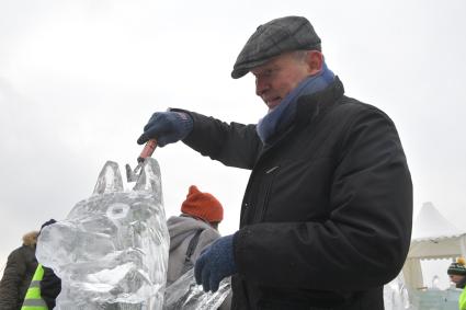 Москва. Актер Федор Добронравов ( справа) вырезает ледовую скульптуру в рамках фестиваля `Ледовая Москва. В кругу семьи` на Поклонной горе.