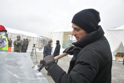 Москва. Актер Михаил Башкатов вырезает ледовую скульптуру в рамках фестиваля `Ледовая Москва. В кругу семьи` на Поклонной горе.