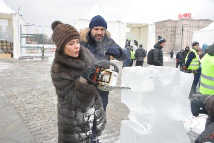 Москва. Актриса Елена Лядова и актер Владимир Вдовиченков вырезает ледовую скульптуру в рамках фестиваля `Ледовая Москва. В кругу семьи` на Поклонной горе.