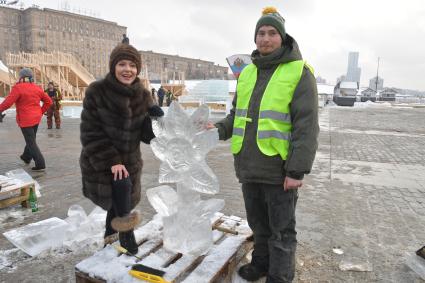 Москва. Актриса Елена Лядова вырезает ледовую скульптуру в рамках фестиваля `Ледовая Москва. В кругу семьи` на Поклонной горе.