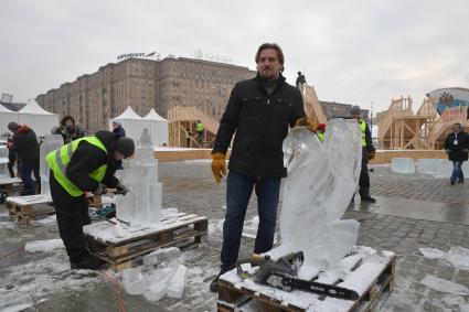 Москва. Футболист Дмитрий Булыкин вырезает ледовую скульптуру в рамках фестиваля `Ледовая Москва. В кругу семьи` на Поклонной горе.