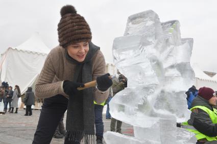 Москва. Актриса Елена Лядова вырезает ледовую скульптуру в рамках фестиваля `Ледовая Москва. В кругу семьи` на Поклонной горе.
