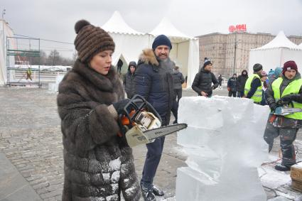 Москва. Актриса Елена Лядова и актер Владимир Вдовиченков вырезает ледовую скульптуру в рамках фестиваля `Ледовая Москва. В кругу семьи` на Поклонной горе.