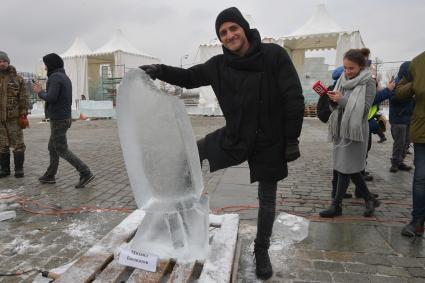 Москва. Актер Михаил Башкатов вырезает ледовую скульптуру в рамках фестиваля `Ледовая Москва. В кругу семьи` на Поклонной горе.