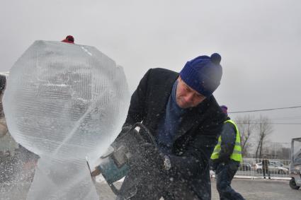 Москва. Актер Андрей Мерзликин вырезает ледовую скульптуру в рамках фестиваля `Ледовая Москва. В кругу семьи` на Поклонной горе.