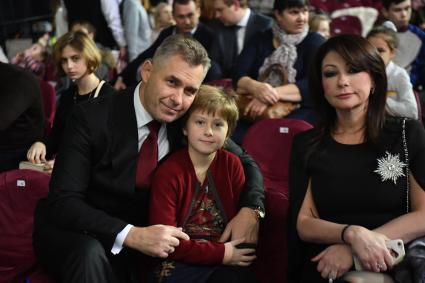 Москва. Адвокат Павел Астахов с семьей на премьере Ледового Шоу Евгения Плющенко `Щелкунчик 2`.