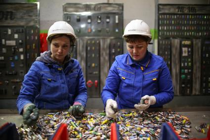 Челябинск. Сотрудницы завода `Мегаполисресурс `заняты сортировкой использованных батареек.
