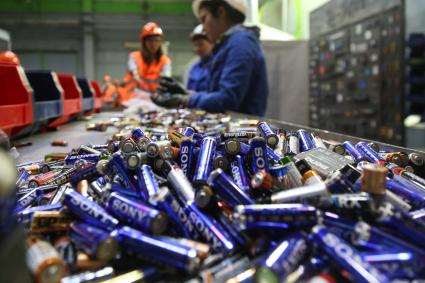 Челябинск. Сотрудницы завода `Мегаполисресурс `заняты сортировкой использованных батареек.