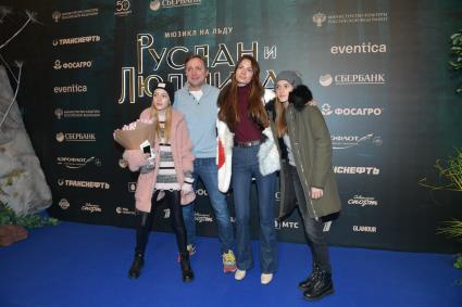 Москва. Актер Артем Михалков с семьей перед премьерой мюзикла на льду `Руслан и Людмила`.