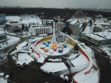 Москва. Вид сверху на самую высокую горку для катания на тюбах, которая открылась на ВДНХ у павильона `Космос`.