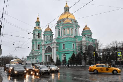 Москва. Вид  на Богоявленский  кафедральный собор в Елохове.