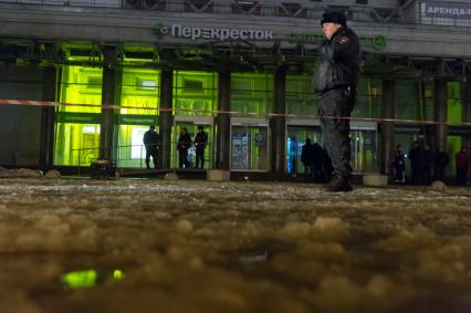 Санкт-Петербург. У супермаркета `Перекресток` на Кондратьевском проспекте, где произошел взрыв.