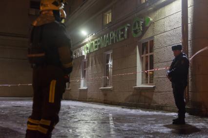 Санкт-Петербург. У супермаркета `Перекресток` на Кондратьевском проспекте, где произошел взрыв.