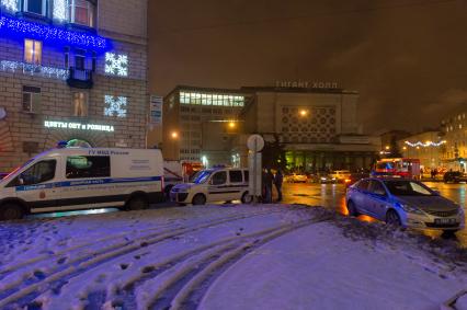 Санкт-Петербург. У супермаркета `Перекресток` на Кондратьевском проспекте, где произошел взрыв.