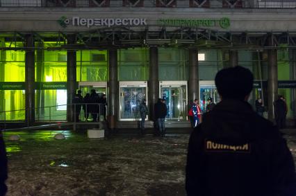 Санкт-Петербург. У супермаркета `Перекресток` на Кондратьевском проспекте, где произошел взрыв.