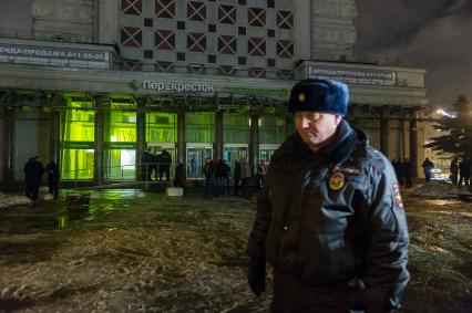 Санкт-Петербург. У супермаркета `Перекресток` на Кондратьевском проспекте, где произошел взрыв.