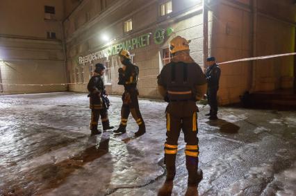 Санкт-Петербург. У супермаркета `Перекресток` на Кондратьевском проспекте, где произошел взрыв.