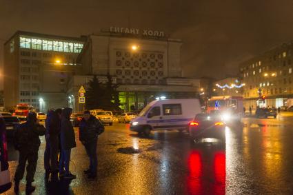 Санкт-Петербург. У супермаркета `Перекресток` на Кондратьевском проспекте, где произошел взрыв.