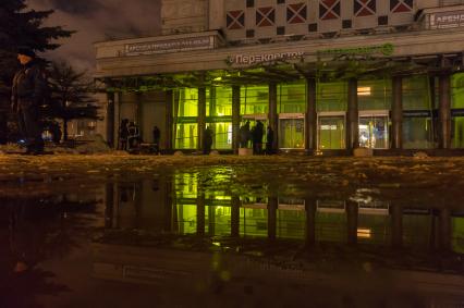 Санкт-Петербург. У супермаркета `Перекресток` на Кондратьевском проспекте, где произошел взрыв.