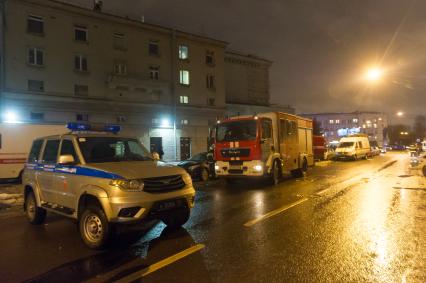 Санкт-Петербург. У супермаркета `Перекресток` на Кондратьевском проспекте, где произошел взрыв.